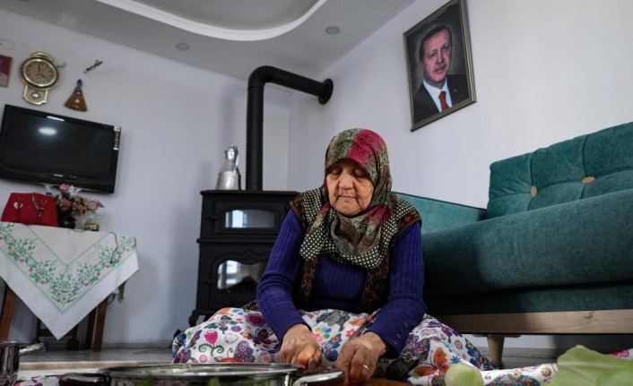 Zülfiye nine, dualar eşliğinde hazırladığı yaprak sarmalarını ikram etmek için Cumhurbaşkanı Erdoğan’ı bekliyor