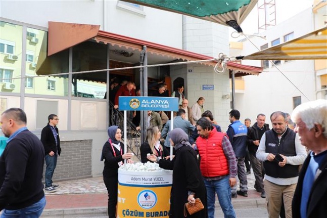Alanya Belediyesi pazar yeri ve camilerde Miraç Kandili kapsamında lokum dağıttı