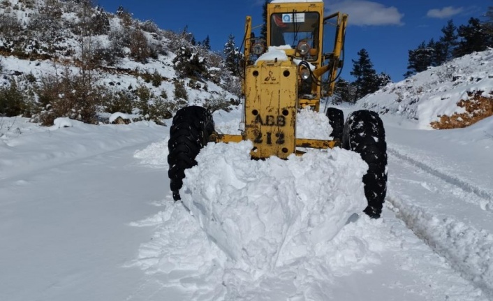 Alanya ve Kaş’ın yüksek kesimlerinde kar ve heyelanla mücadele