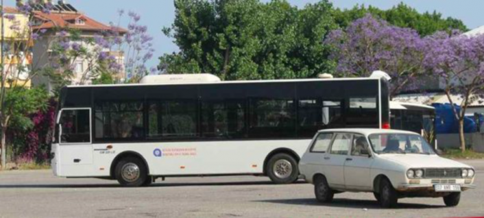 Alanya’da halk otobüsü yayaya çarptı