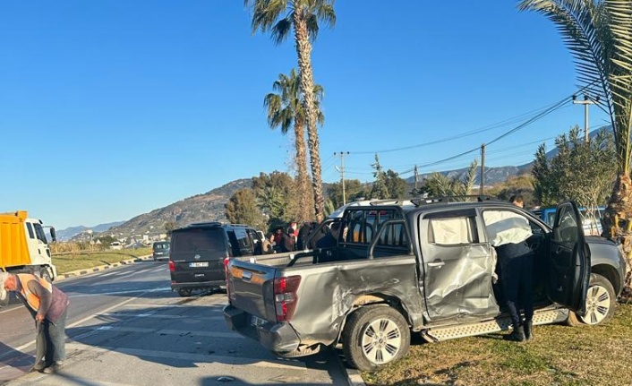 Alanya’da kamyonetle minibüs çarpıştı: 4 yaralı