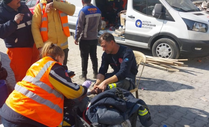 Antalya Büyükşehir sağlık ekipleri deprem bölgesinde görev başında