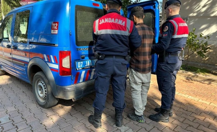 Antalya'da 13 yıl 8 ay kesinleşmiş hapis cezasıyla aranan şahıs yakalandı