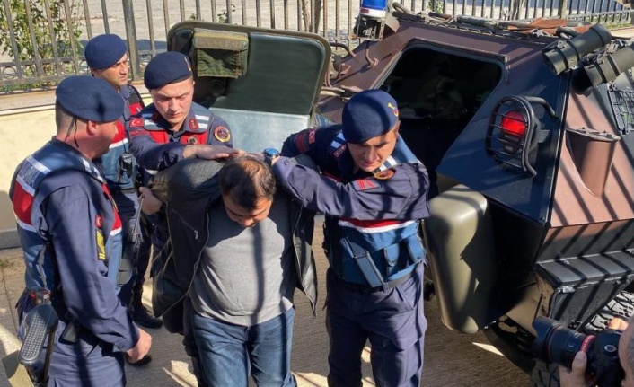 Antalya'da 3 kişiyi öldürdüğü iddia edilen zanlı, zırhlı araçla adliyeye getirildi