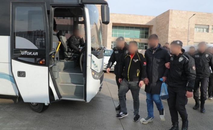 Antalya'da aranan 71 firari yakalandı