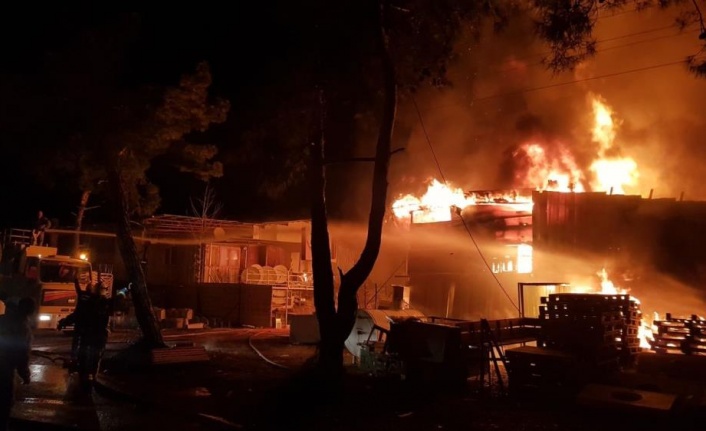 Antalya'da iki iş yerindeki yangın geceyi aydınlattı
