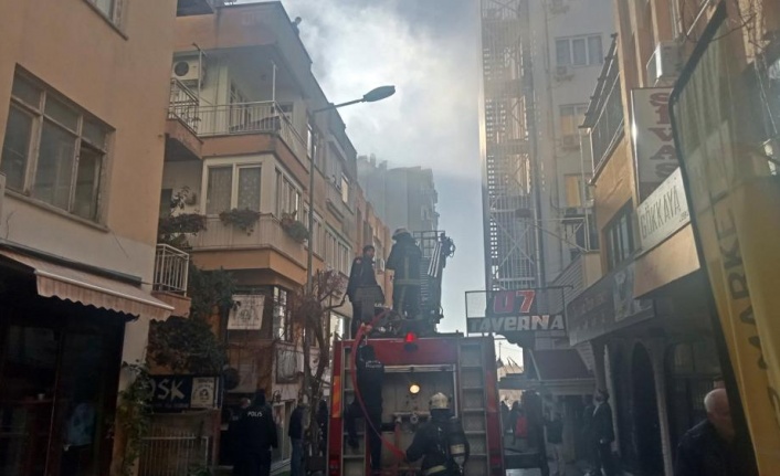 Antalya'da sokağı dumana boğan yangın