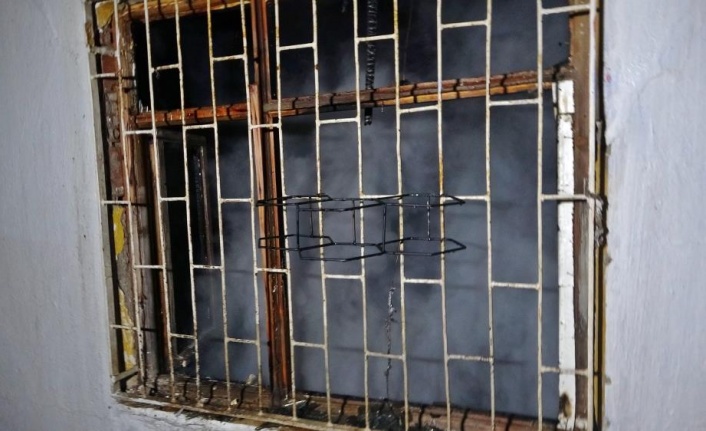 Atık malzeme toplayan gençlerin kaldığı gecekondu alev alev yandı