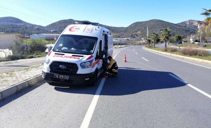 Deprem bölgesine giden ambulans Gazipaşa'da kaza yaptı
