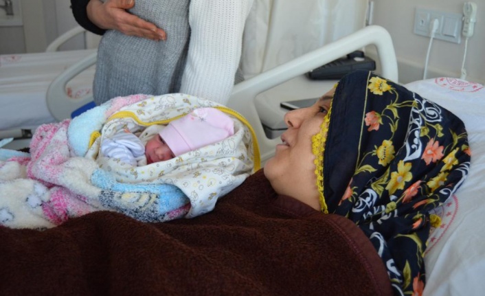 'Depremzede anne, yeni doğan kızının adını Masal koydu'