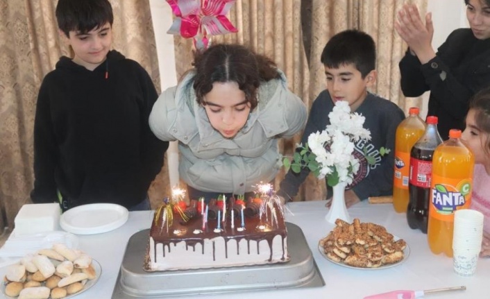 Depremzede Fatma'ya polislerden doğum günü sürprizi