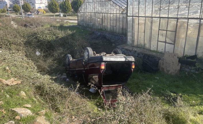 Gazipaşa'da kontrolden çıkan otomobil şarampole uçtu: 2 yaralı