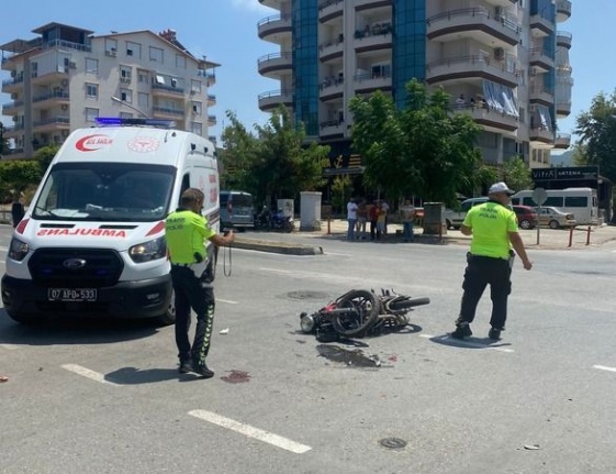 Gazipaşa'da otomobil ile motosiklet çarpıştı: 2 yaralı