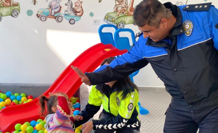 Gazipaşa polisi depremzede çocuklara moral oldu
