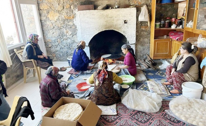 Gazipaşalı ev hanımları bazlama ve yufka ekmekleri deprem bölgesine gönderiyor