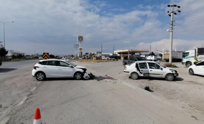 Manavgat'ta 2 kişinin yaralandığı trafik kazası güvenlik kamaralarına saniye saniye yansıdı