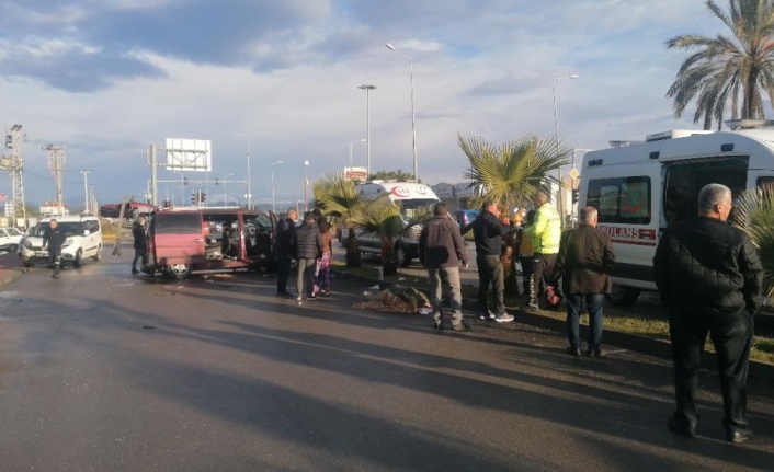 Manavgat'ta itfaiye aracı minibüsle çarpıştı: 1 ölü, 3 yaralı