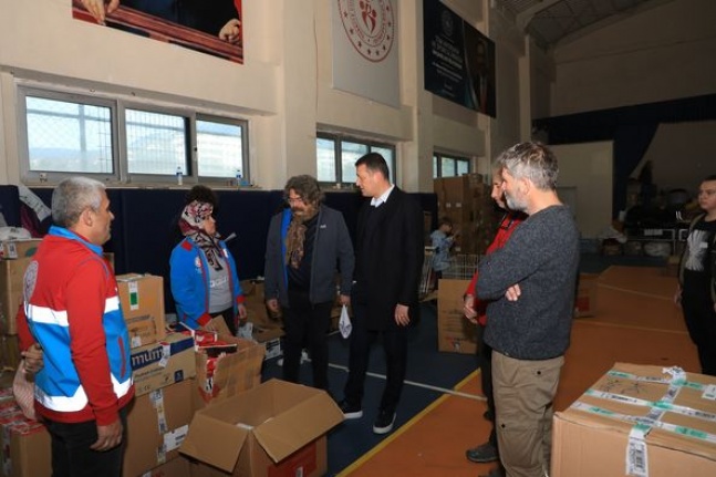 Yaşam Tasarım Okulları depremzedelere bağışlarını Gençlik Merkezi'ne iletti
