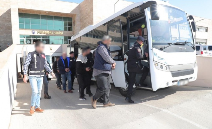 Antalya'da eş zamanlı operasyonlarda aranan 60 şahıs yakalandı