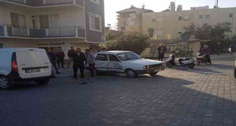 Antalya'da hafif ticari araç ile otomobil çarpıştı: 3 yaralı