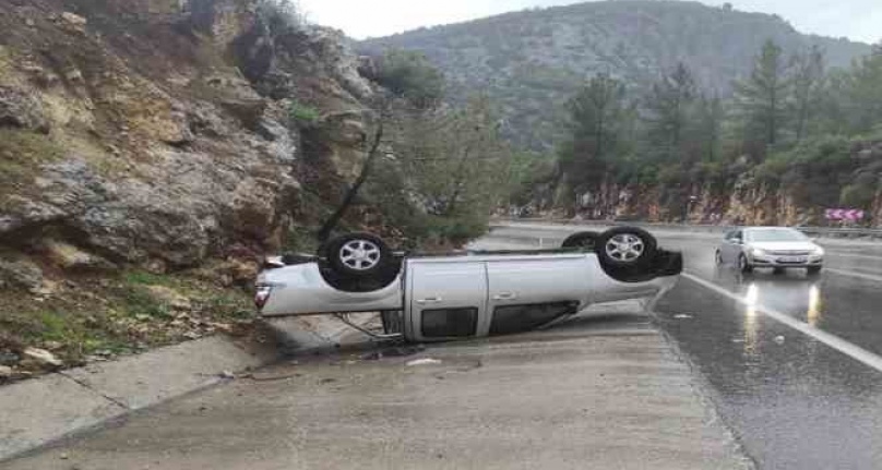 Antalya'da iki ayrı trafik kazasında 6 kişi yaralandı