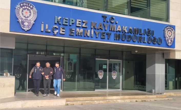 Antalya'da kesinleşmiş hapis cezasıyla aranan 2 kişi yakalandı