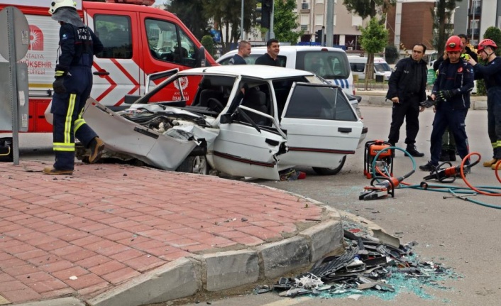 Antalya'da LPG yakıt tankını ön koltuğa kadar getiren kaza: 3 yaralı
