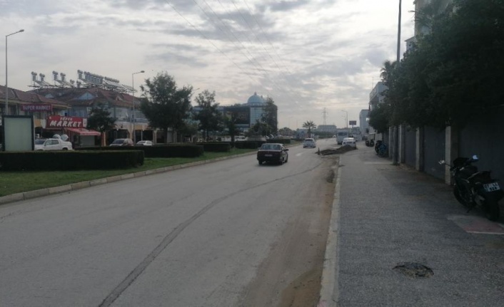 Antalya'da otomobilin kadına çarptığı anlar güvenlik kamerasına yansıdı