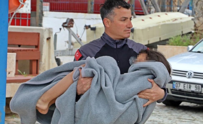 Antalya'da sörf tahtasıyla açığa sürüklenen turistleri deniz polisi kurtardı