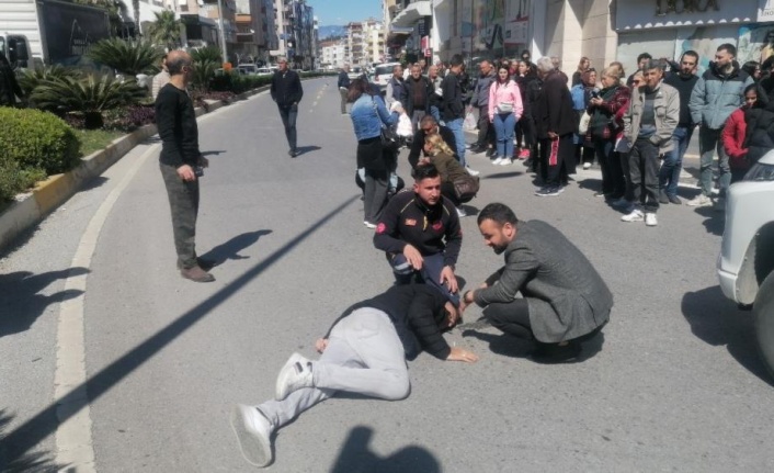Antalya’da kamyonetin çarptığı anne ve oğlu yaralandı