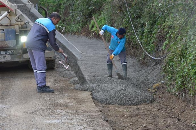 Kızılcaşehir Mahallesi’nde şarampole betonlama çalışmaları devam ediyor