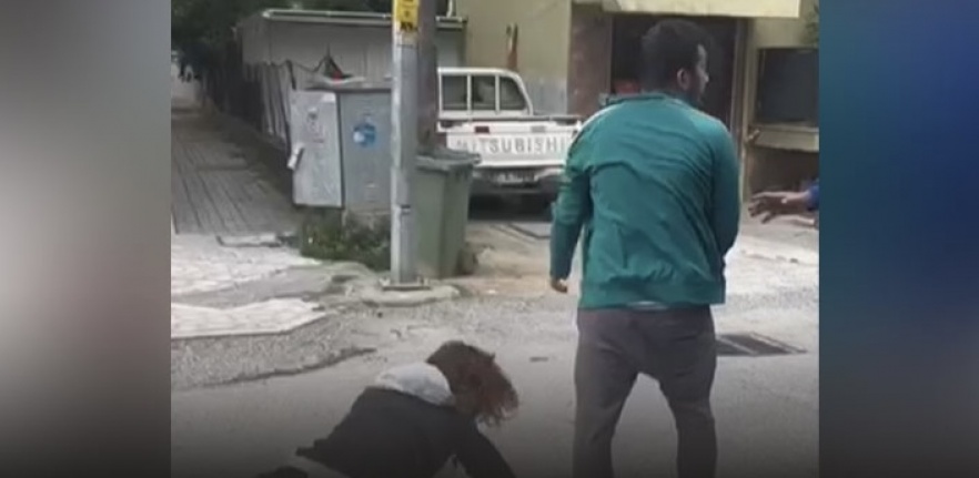Alanya'da sokak ortasında eşini dövdü
