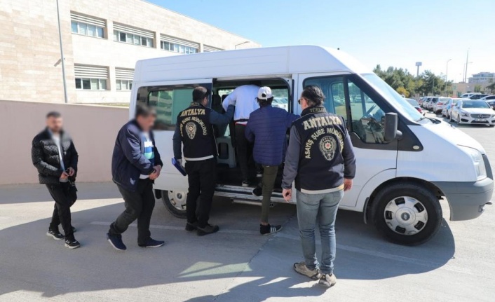 Antalya'da 45 ekip 112 personelle firari şahıslara eş zamanlı operasyon