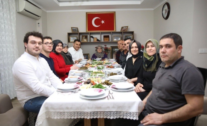 Başkan Yücel iftarda şehit Murat Güney’in ailesine konuk oldu