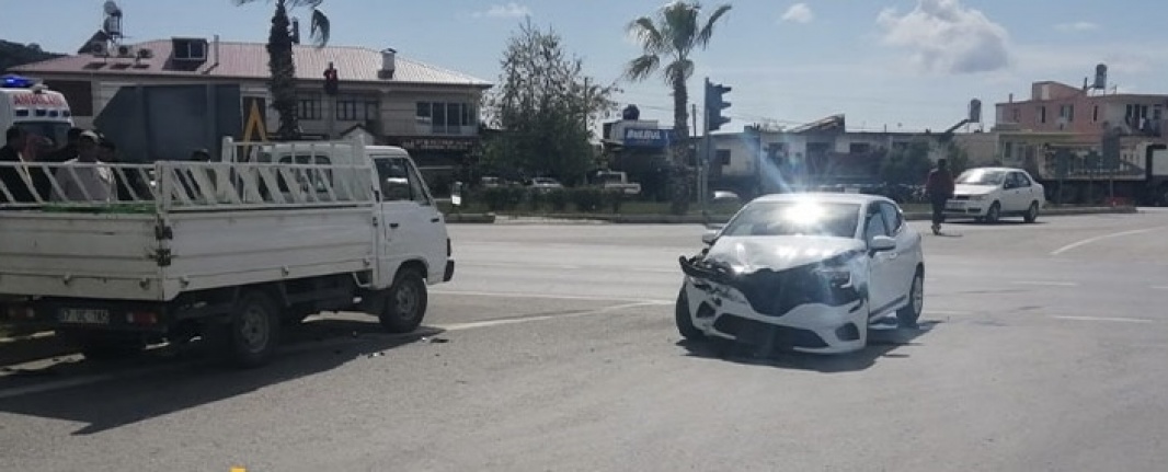 Gazipaşa'da kamyonet ve otomobil çarpıştı