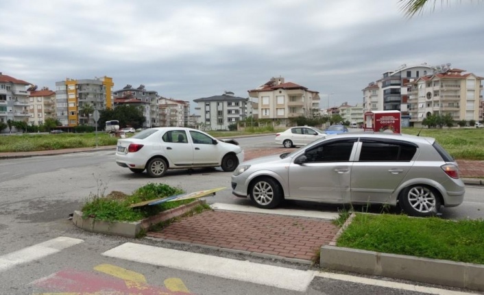 Manavgat'ta 2 otomobil çarpıştı: 1 yaralı