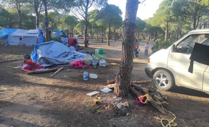 Manavgat’ta 2 yaşındaki çocuğun çalıştırdığı araç çadıra girdi
