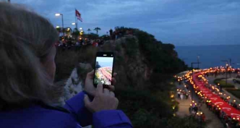 400 metrelik dev Türk bayrağı açıldı, görsel şölen oluştu