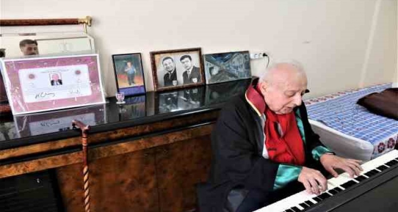 84 yaşında avukat oldu, azmin zaferini çeşitli dillerde piyano çalarak kutladı