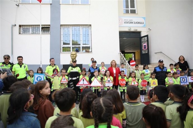Alanya Belediyesi’nin okullardaki trafik eğitimi sürüyor