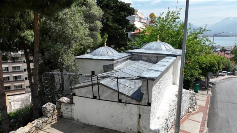 Alanya Kalesi’nin önemli tarihi değerlerinden Sitti Zeynep Türbesi’nin çatısı onarıldı