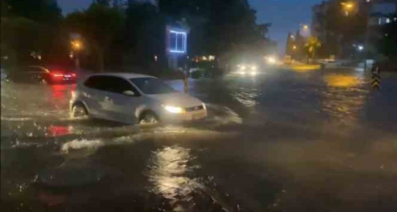 Antalya'da şiddetli yağmurda araçlar yolda kaldı
