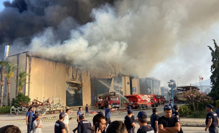 Antalya'da tekne üretim tersanesinde yangın
