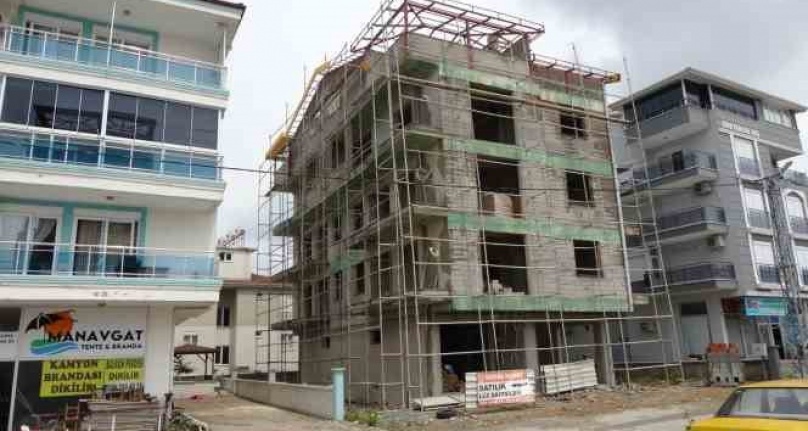 Dış kaplama yapan inşaat işçisi 3'üncü kattan toprak zemine düştü, ölümden döndü