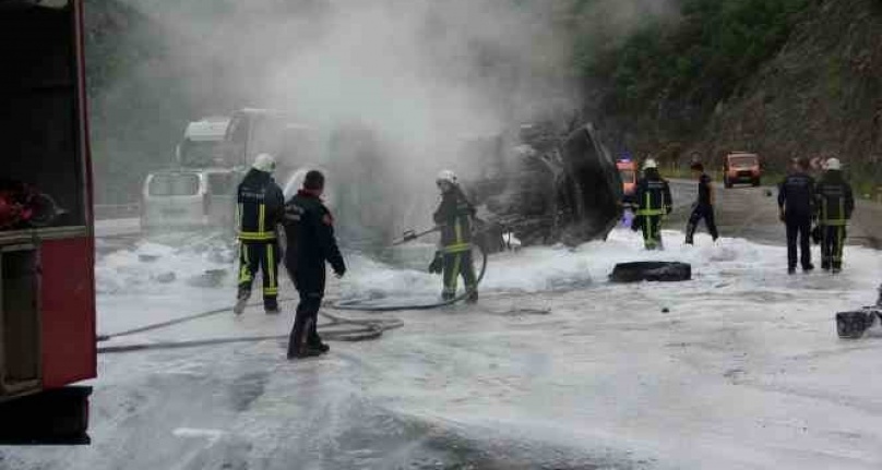 Freni boşalan kimyasal yüklü tır alev alev yandı, faciadan dönüldü