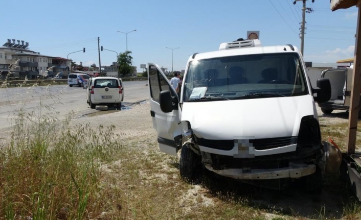 Kapalı kasa kamyonet ticari araçla kafa kafaya çarpıştı: 4 yaralı