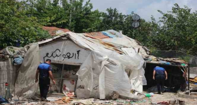 Mahalleliyi isyan ettiren metruk çöp ev, belediye ekiplerince yıkıldı