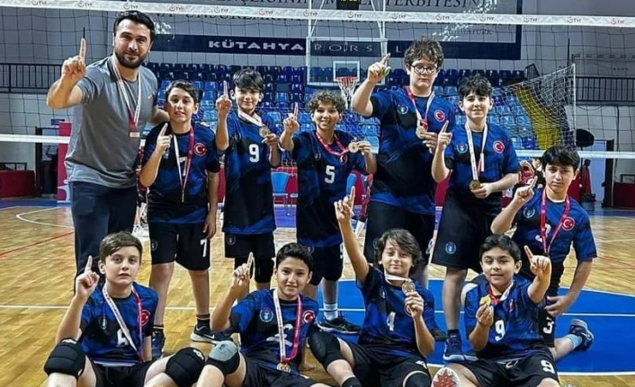 ÖHEP Ortaokulu Küçük Erkek Voleybol Takımı Türkiye finallerinde