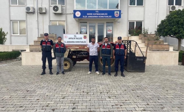 Traktör çalan iki kişi yakalandı, traktör sahibine teslim edildi