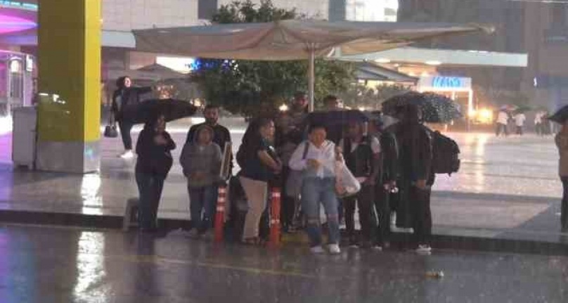 Yağmur sonrası oluşan su birikintisinde sörf yaptı